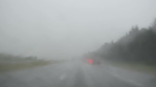 Lluvia coche carretera — Vídeo de stock