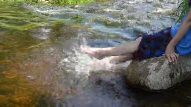 Kız sprey bacakları su