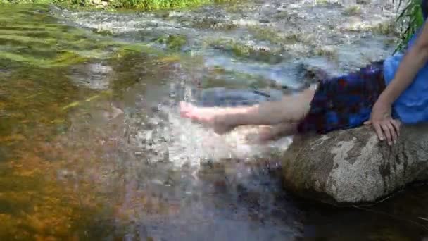 Chica pulverizar piernas agua — Vídeo de stock
