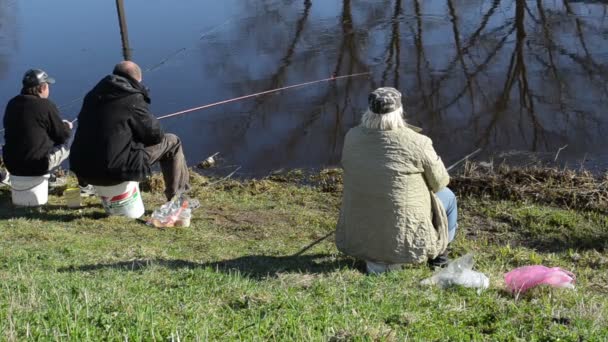 Pescadores esperando mordida — Vídeo de Stock