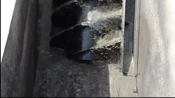 Tamiz de aguas residuales limpio — Vídeo de stock