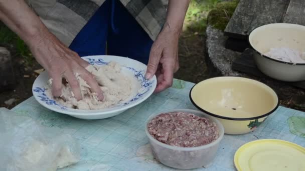 Donna anziana farina di patate — Video Stock