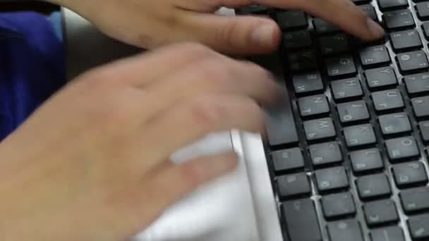 Рука клавіатури ноутбука — стокове відео