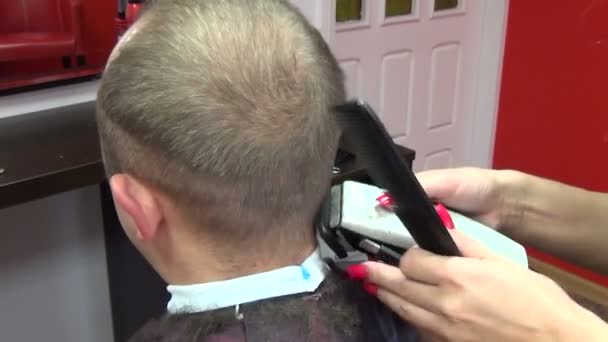 Client hair cut trimmer — Stock Video