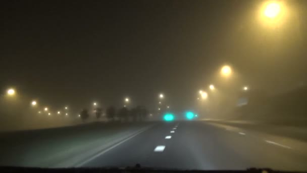 Carro densa luz de nevoeiro — Vídeo de Stock