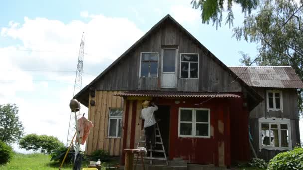 Pintor hombre cepillo pared — Vídeo de stock