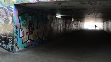 kadın silueti metro