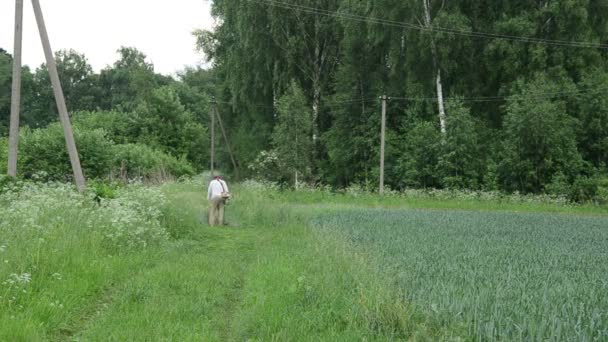 Uomo trimmer tagliato erba — Video Stock