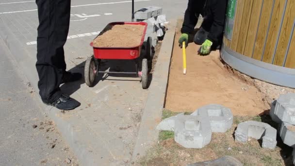 Sand wheelbarrow worker — Stock Video