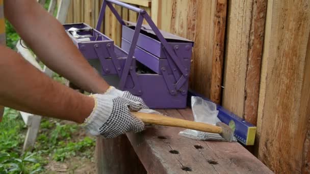 Hombre trabajador subir escalera — Vídeos de Stock