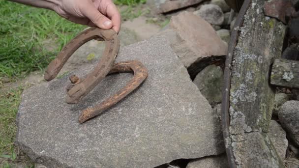 Piedra de herradura oxidada — Vídeo de stock