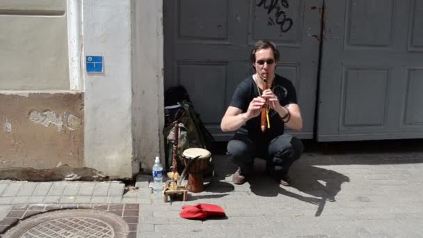 Homem flauta tubulação jogar — Vídeo de Stock
