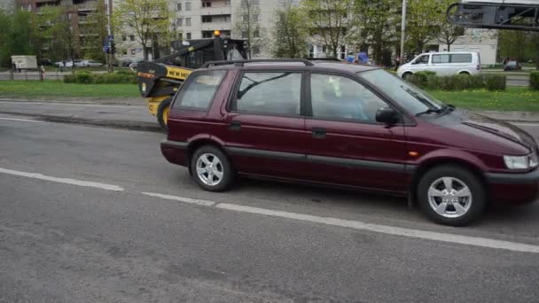 Pracownik ciężarówka obciążenia asfaltu — Wideo stockowe