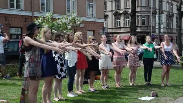 Chorus meninas cantam rua — Vídeo de Stock