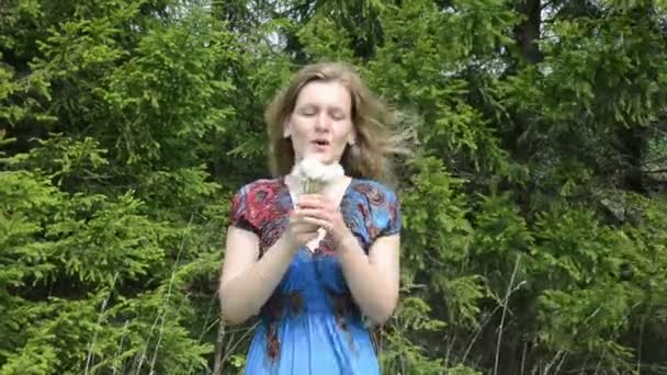 Dandelion blow woman — Stock Video