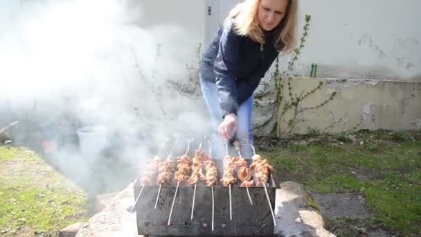 Mujer carne escupir hornear — Vídeo de stock