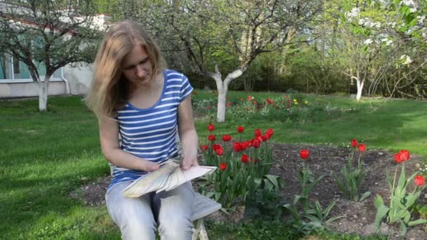 Vrouw tuin kleurenschaal — Stockvideo