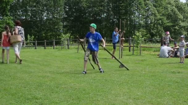 Passeggiata per bambini trampoli — Video Stock