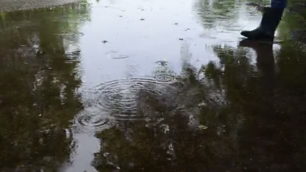 Menschliches Kreuz Wasser einweichen — Stockvideo