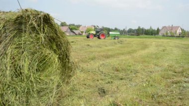 Traktör toplamak saman balya