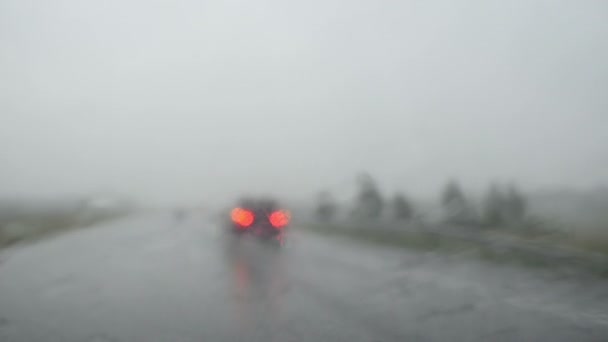 超车的车大雨 — 图库视频影像