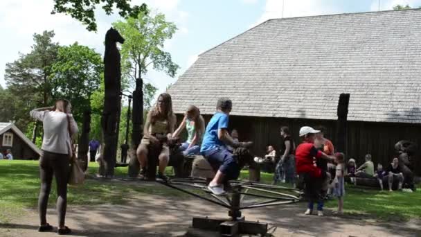 Kinderen kinderen carrousel — Stockvideo