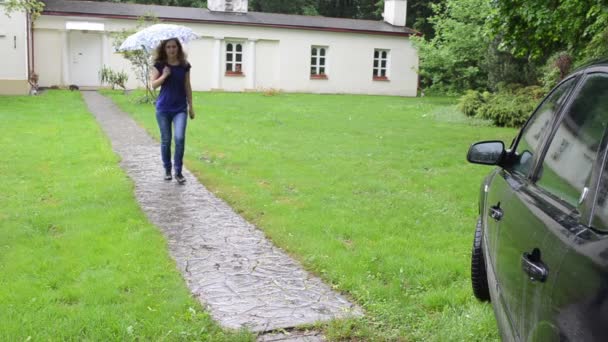 Parapluie fille assis voiture — Video