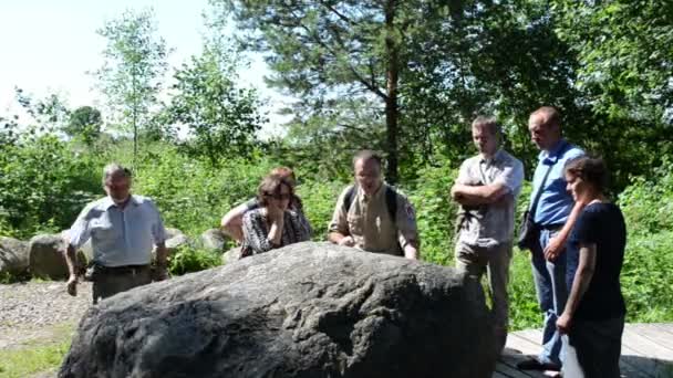 Guía de piedra del grupo turístico — Vídeos de Stock