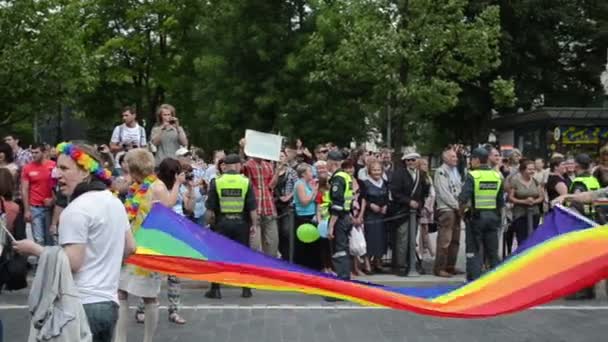 Parade der Regenbogenflaggen — Stockvideo