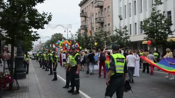 Rendőrség a melegfelvonulás utca — Stock videók