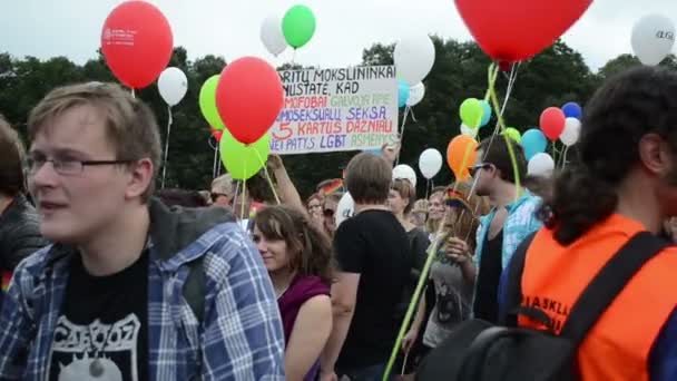 Menigte homoseksuele parade ballon — Stockvideo