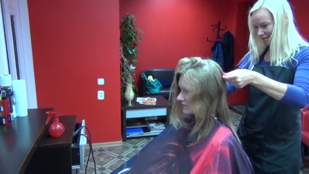 Stylist meisje kapsalon — Stockvideo