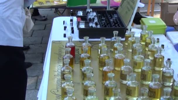 Leverantören säljer doft parfym — Stockvideo