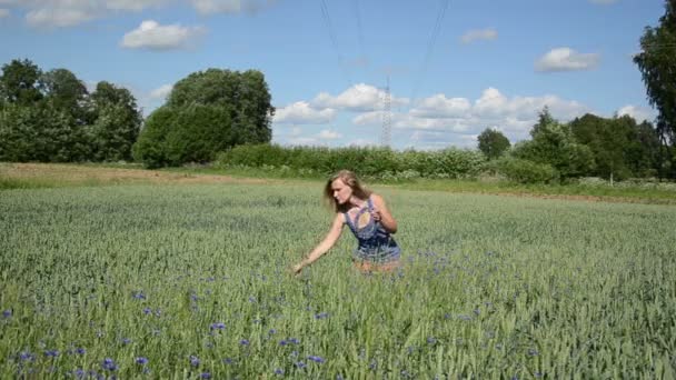 Ragazza mettere testa ghirlanda — Video Stock