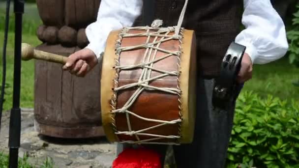 Schlagzeuger Stick Drum spielen — Stockvideo