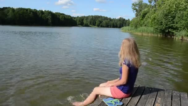Meisje smeren water voeten — Stockvideo