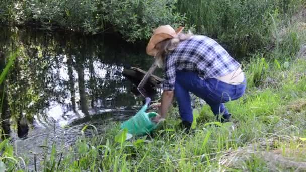 Meisje draw vijver water — Stockvideo