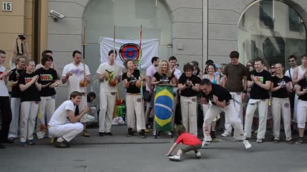 Capoeira criança pessoas dançam — Vídeo de Stock