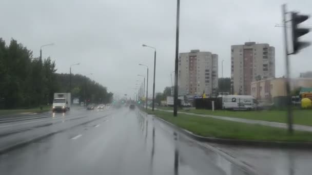 Lluvia caída coche carretera — Vídeos de Stock