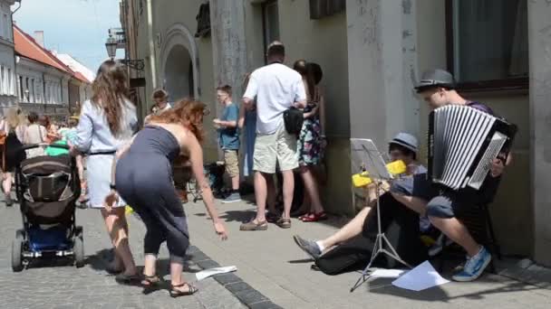 Sokak müzisyeni insanlar — Stok video