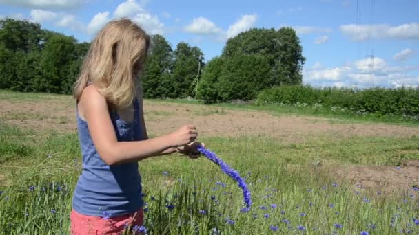 Frau macht Kronenkranz — Stockvideo