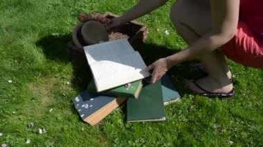 Öğrenci kadın kitaplar çimen