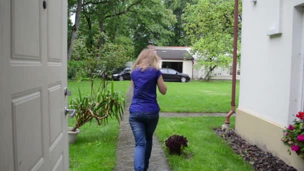 Kvinna regn hus bil — Stockvideo