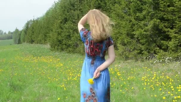 Woman dandelion flower — Stock Video