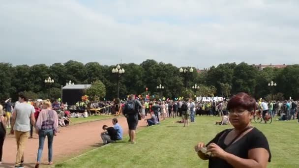 Parque desfile cuadrado — Vídeo de stock