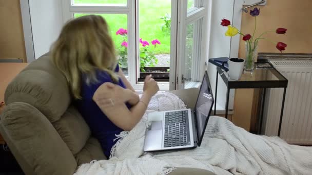 Ноутбук жінка робота — стокове відео