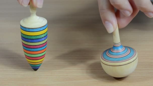Hand versuchen wirbelndes Spielzeug — Stockvideo