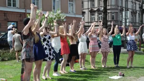 Coro niñas cantan calle — Vídeos de Stock