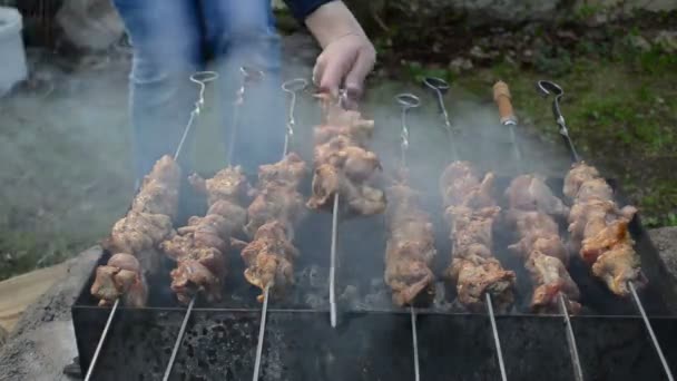 Mujer carne hornear fresco — Vídeo de stock