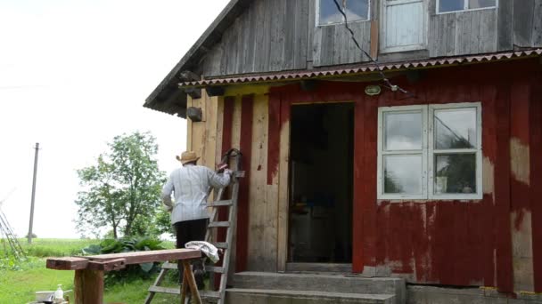 Живописець чоловік пензля стіни — стокове відео